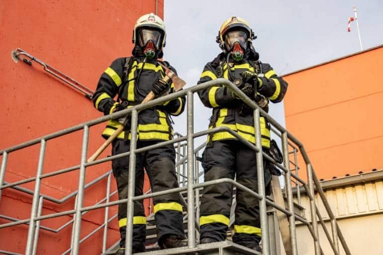 bombeiros combatendo incêndio