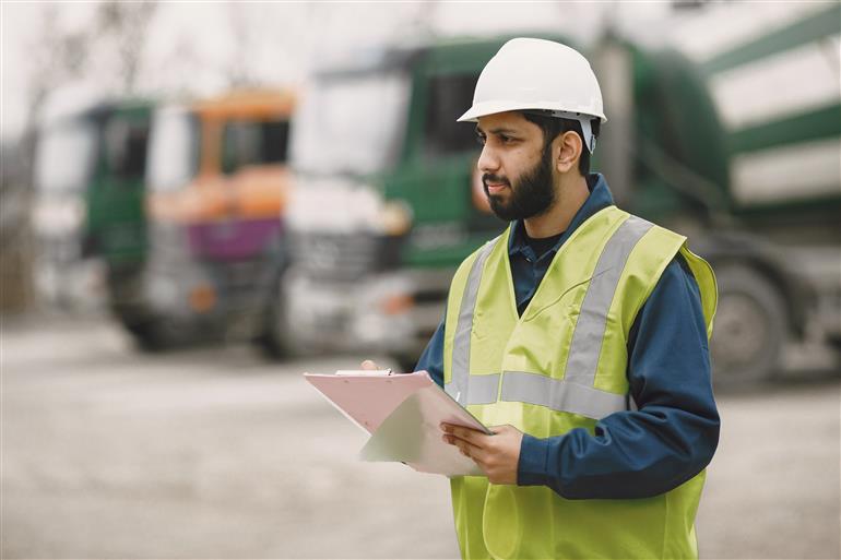 homem no trabalho com capacete e colete 