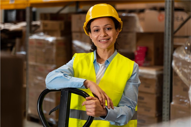 mulher no trabalho com colete amarelo